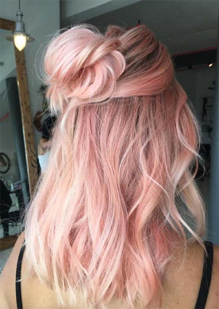 Цвет волос "розовое золото" более естественный, чем обычный "розовый": идеальный оттенок для весны 2021 года