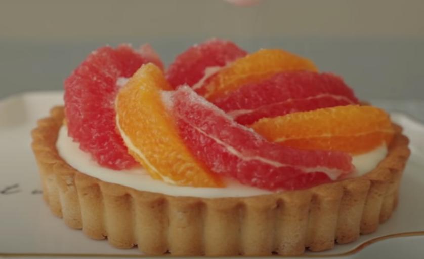 Яркий десерт с нежнейшим вкусом: готовим домашний тарт с грейпфрутом, апельсинами и воздушным кремом