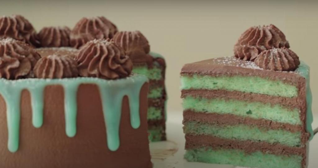 Мятный бисквит с шоколадным кремом: эффектный торт для любителей свежих сочетаний