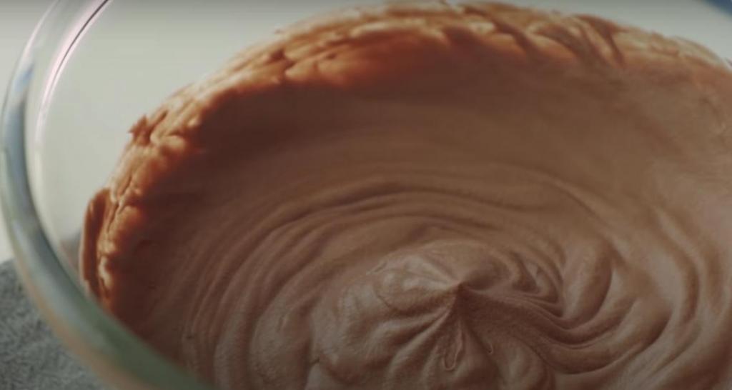 Мятный бисквит с шоколадным кремом: эффектный торт для любителей свежих сочетаний