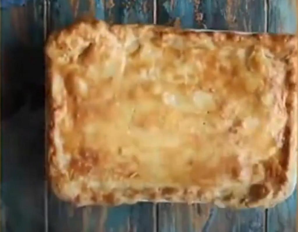 Из того, что осталось в холодильнике: рецепт британского пирога с курицей и яблоком