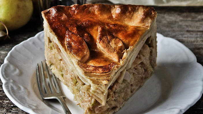 Из того, что осталось в холодильнике: рецепт британского пирога с курицей и яблоком