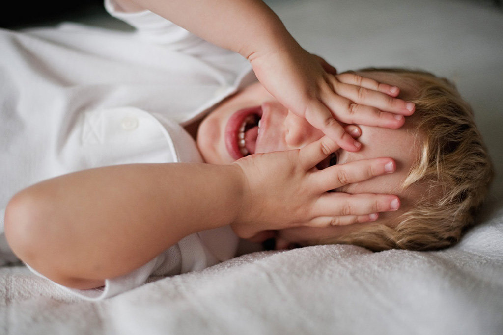 Причины и способы борьбы с детской истерикой перед сном: быстро заснуть поможет сильная усталость