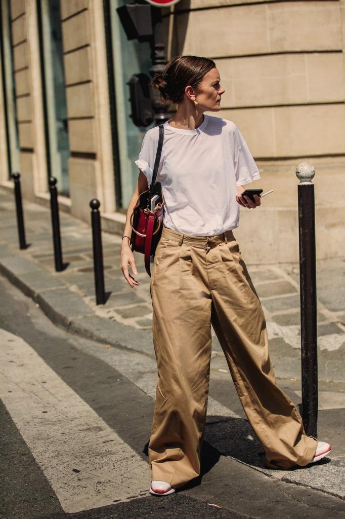 Как носить весной брюки чинос - базовую вещь гардероба в 2021 году: модные сочетания и образы