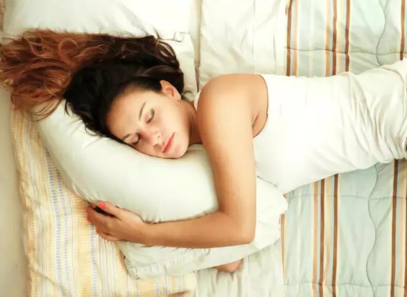 То, как мы спим, сказывается на коже: разбор самых распространенных поз и их последствий