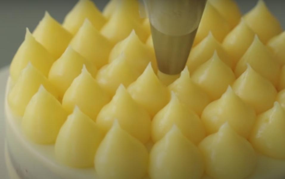 Любителям лимонной выпечки: как приготовить бисквитный торт с нежнейшим лимонным кремом
