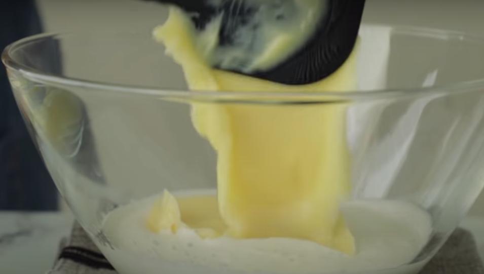 Любителям лимонной выпечки: как приготовить бисквитный торт с нежнейшим лимонным кремом
