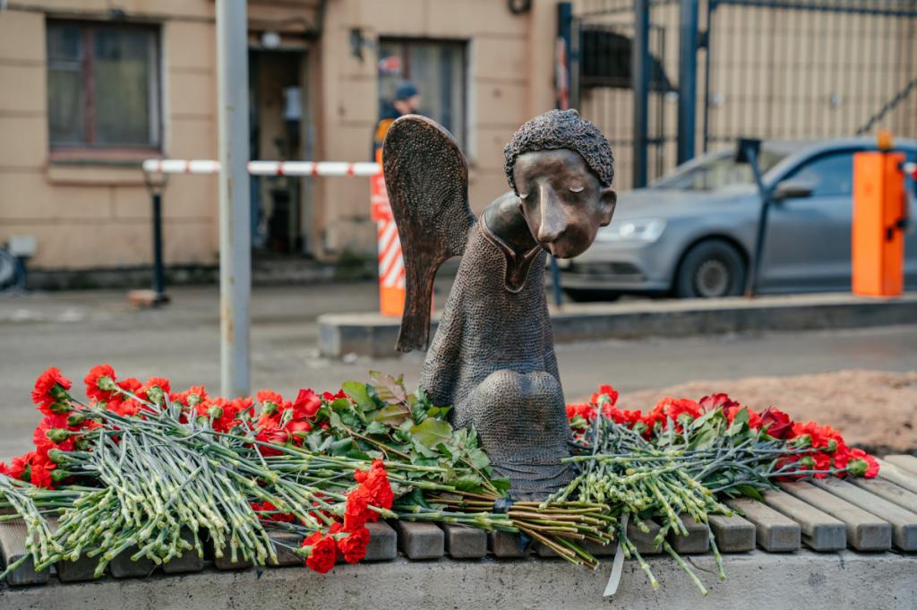 Памяти погибших медиков в Петербурге установлен памятник с необычной судьбой - "Печальный ангел"