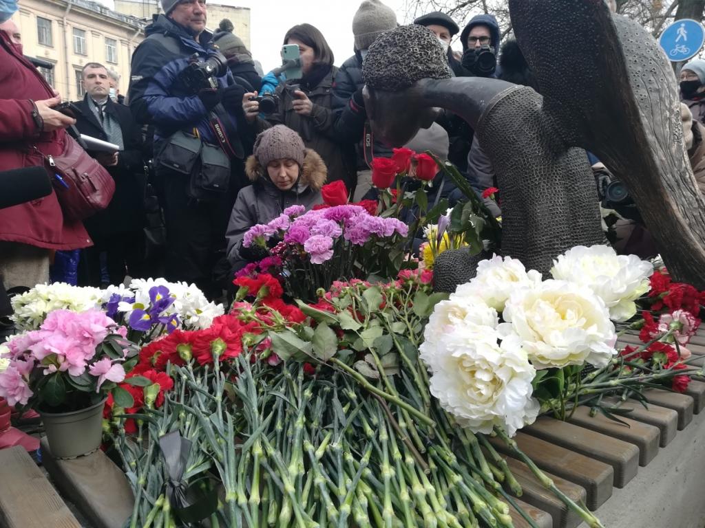 Памяти погибших медиков в Петербурге установлен памятник с необычной судьбой - "Печальный ангел"