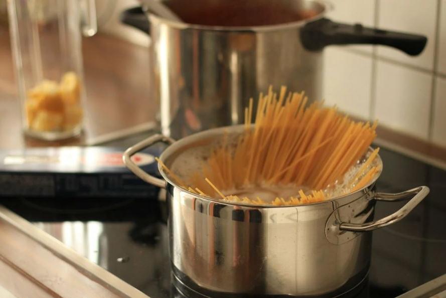 Не ломать спагетти и не добавлять при варке растительное масло: итальянский повар делится своими правилами приготовления идеальной пасты -