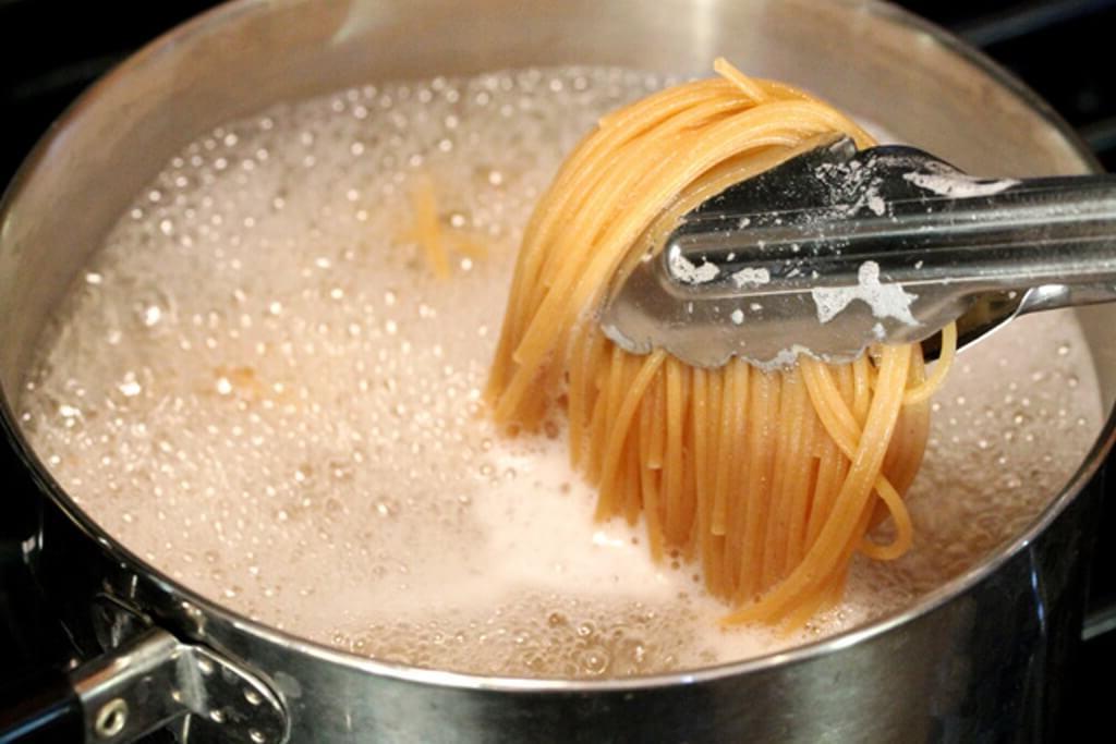 Не ломать спагетти и не добавлять при варке растительное масло: итальянский повар делится своими правилами приготовления идеальной пасты -