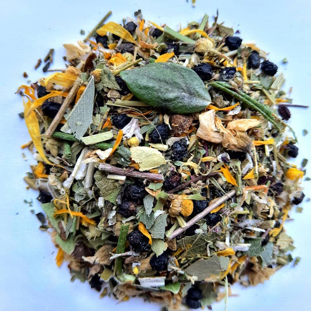 Против авитаминоза и для души: эксперт дал советы, как правильно сушить, заваривать и пить травяные чаи