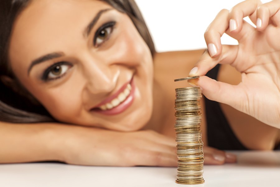 Наладить здоровые отношения: финансовые эксперты-женщины дали действенные советы дамам, как правильно обращаться с деньгами