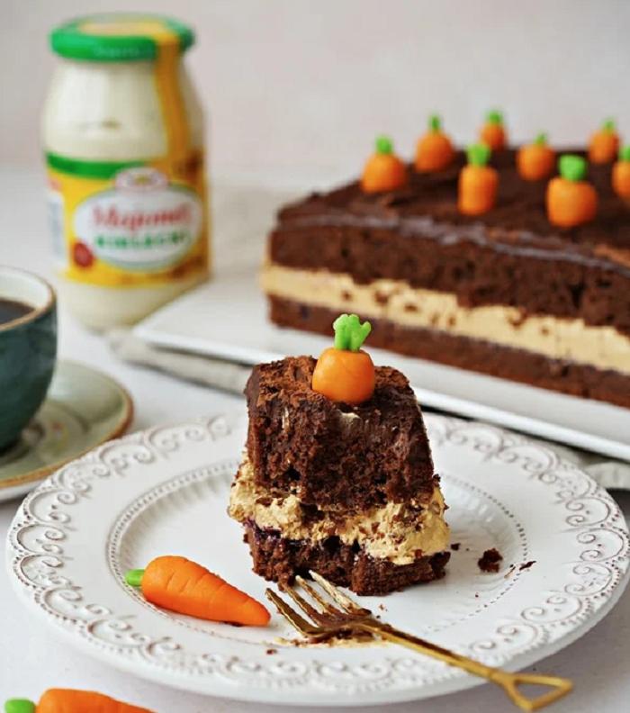 Шоколадно-сливочный торт "Морковка": рецепт десерта на майонезе и вишневом варенье