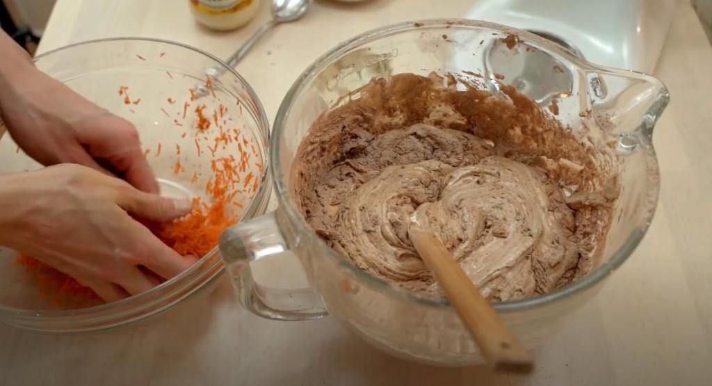 Шоколадно-сливочный торт "Морковка": рецепт десерта на майонезе и вишневом варенье
