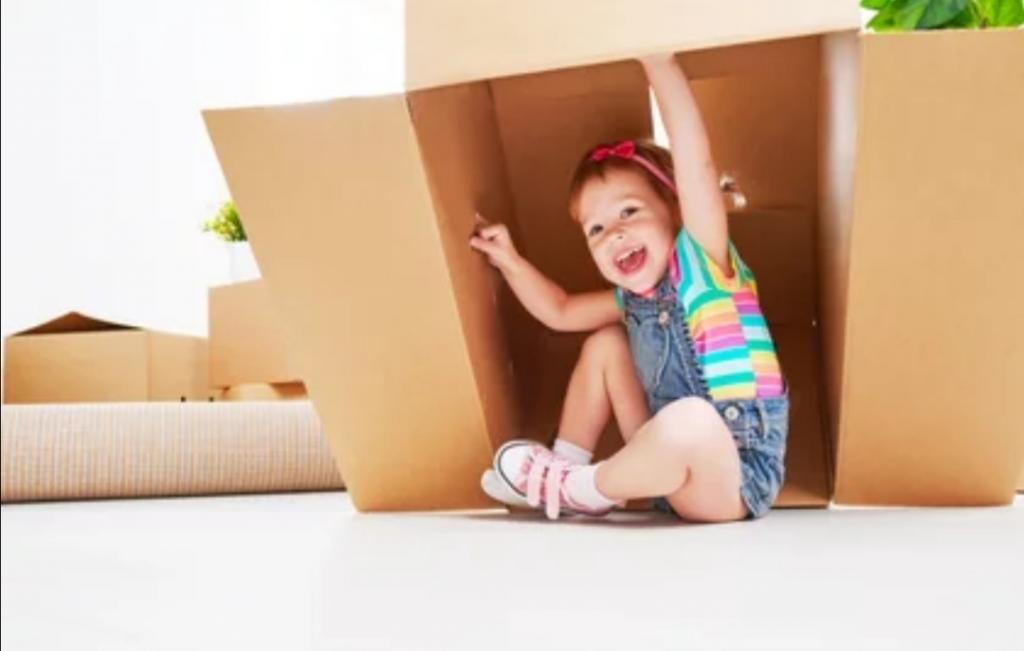 Ребенок предпочитает игрушкам картонные коробки: хорошая новость для родителей