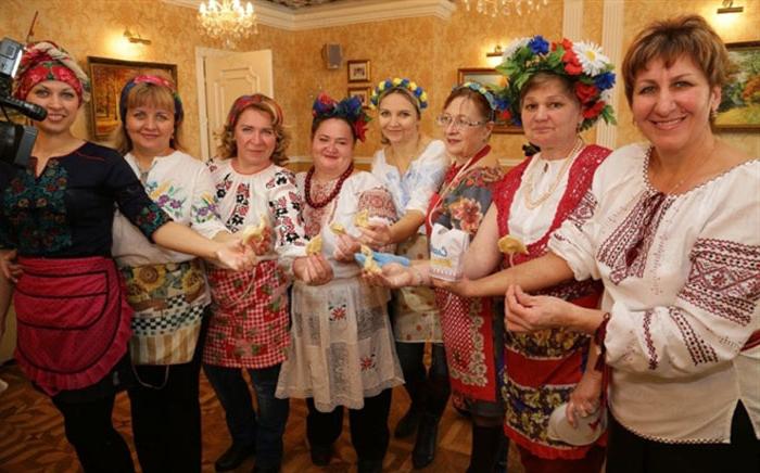 Россияне дарят желтую мимозу и шоколад: чем балуют своих подруг мужчины в других странах на 8 марта