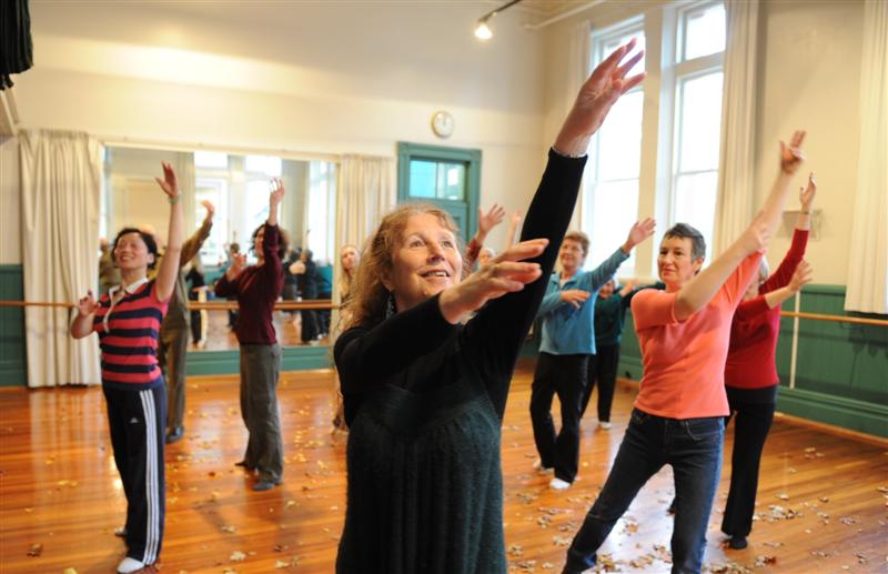 Зеркальность для восстановления здоровья: почему танцевальная терапия очень эффективна