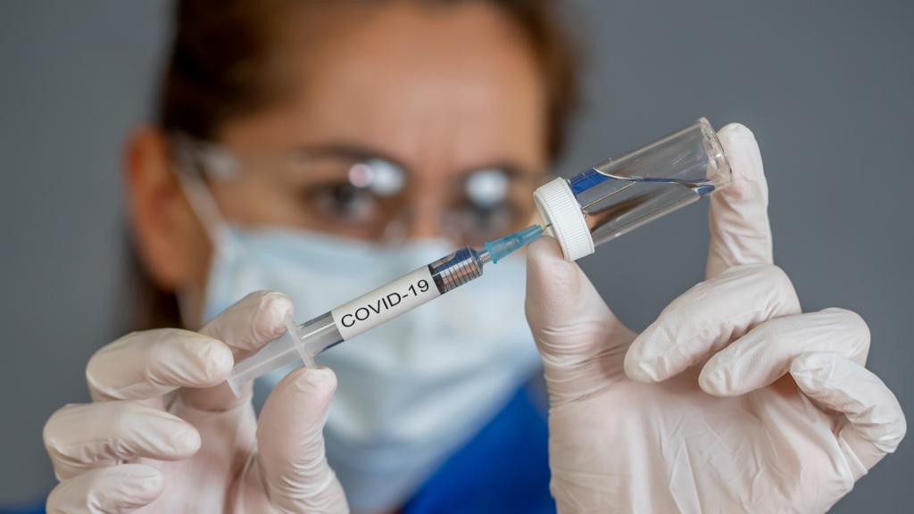 В России ожидают, что основной объем массовой вакцинации от COVID-19 завершится до осени