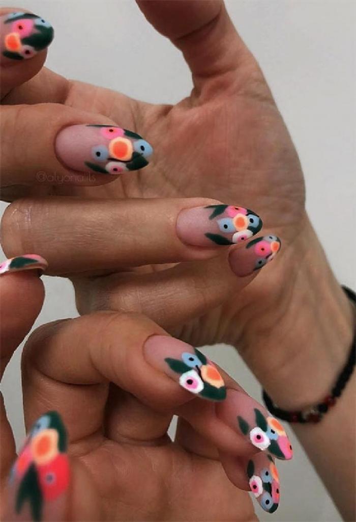 Милый цветочный принт на ногтях разной длины и формы: отличные идеи на весну и лето