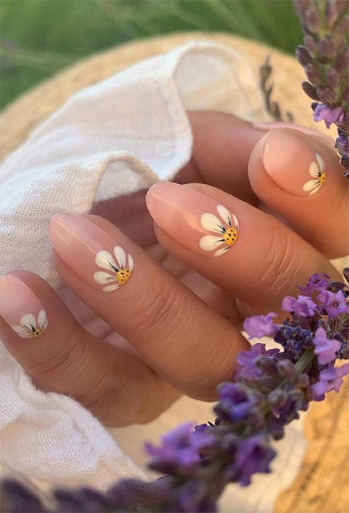 Милый цветочный принт на ногтях разной длины и формы: отличные идеи на весну и лето
