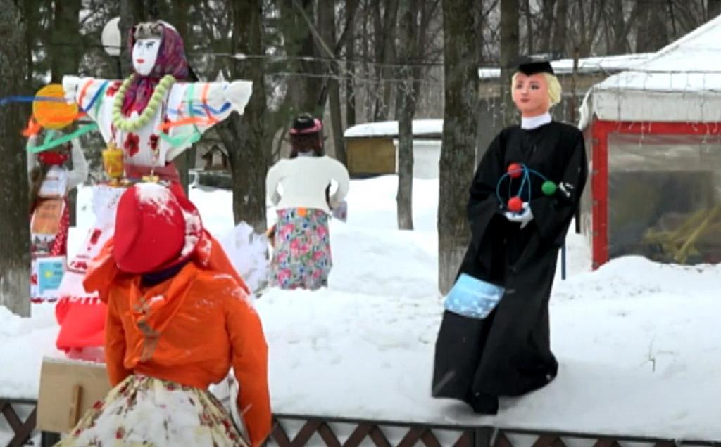 Вакцина Гамалеевна и Уходи-каВирус: как выглядят злободневные масленичные куклы, представленные в Ярославле на традиционной выставке