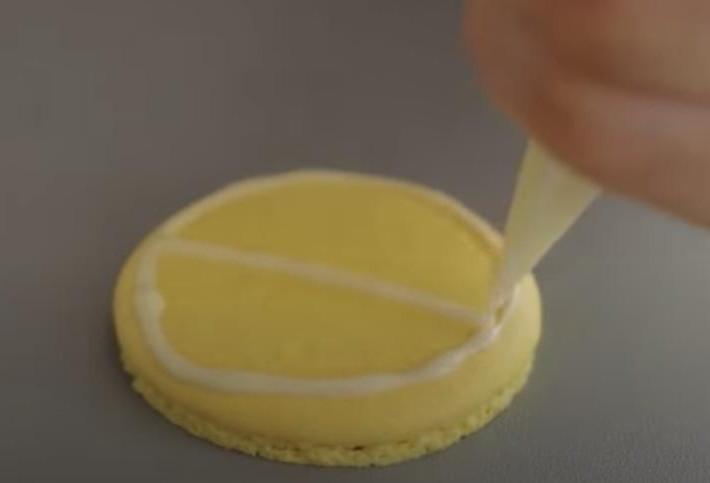 Лимонные макаруны с белым шоколадом: готовим яркое лакомство с нежной начинкой