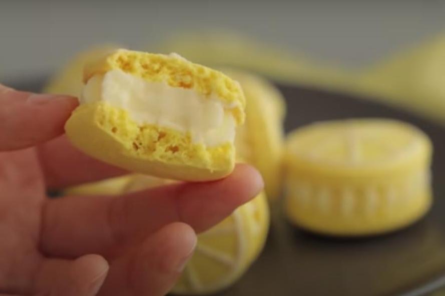 Лимонные макаруны с белым шоколадом: готовим яркое лакомство с нежной начинкой