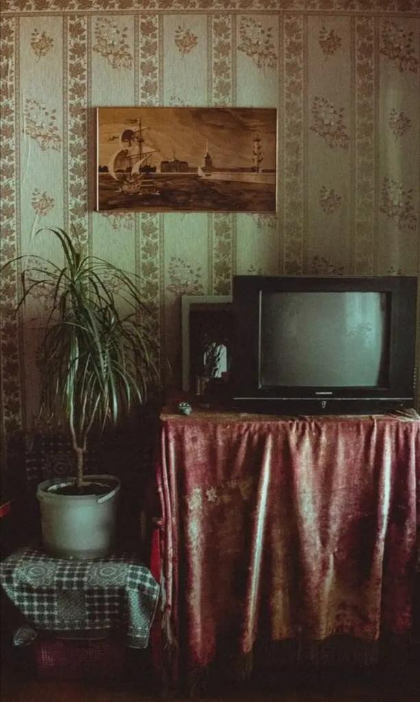 Ковер на стене и хрусталь в серванте: по каким признакам в СССР определяли зажиточных людей