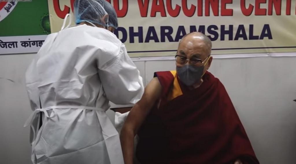 Далай-лама XIV сделал прививку от COVID-19. Какую вакцину выбрал духовный лидер последователей тибетского буддизма – остается загадкой