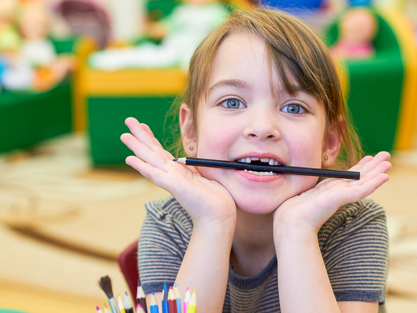 Как отучить детей грызть карандаши и ручки: следите за питанием ребенка