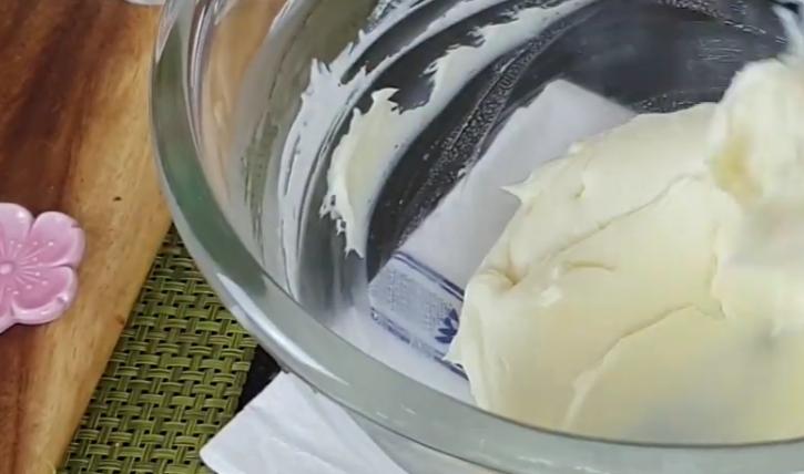 Побалуйте себя нежными пирожными с гранатом: кремовая текстура создает ощущение легкости после чаепития