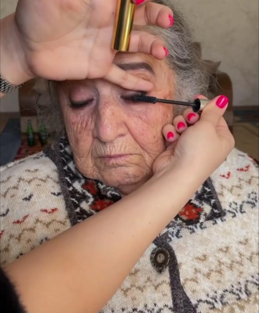 Помолодела на пару десятков лет: как макияж способен преобразить женщину старше 80