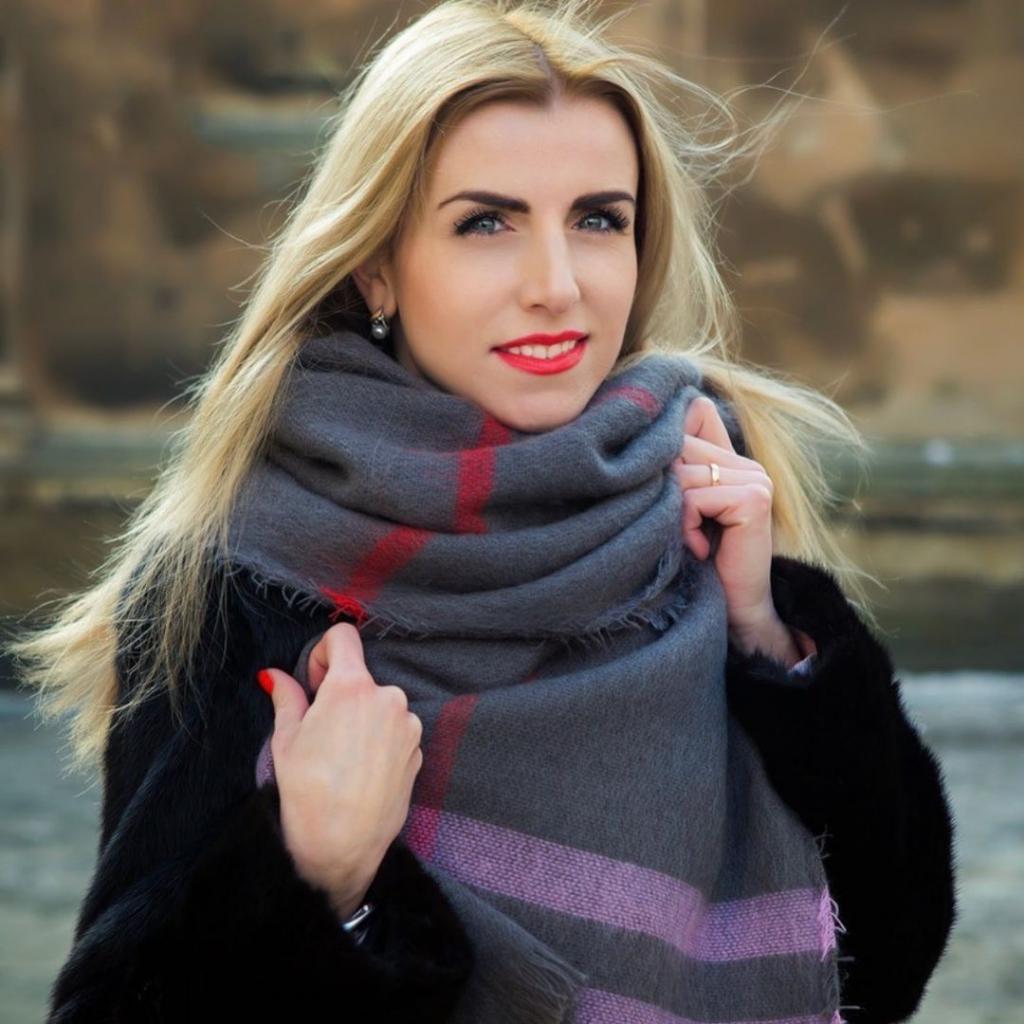 Красивый шарф – это неотъемлемый аксессуар весны 2021 года: 3 стильных способа его носить