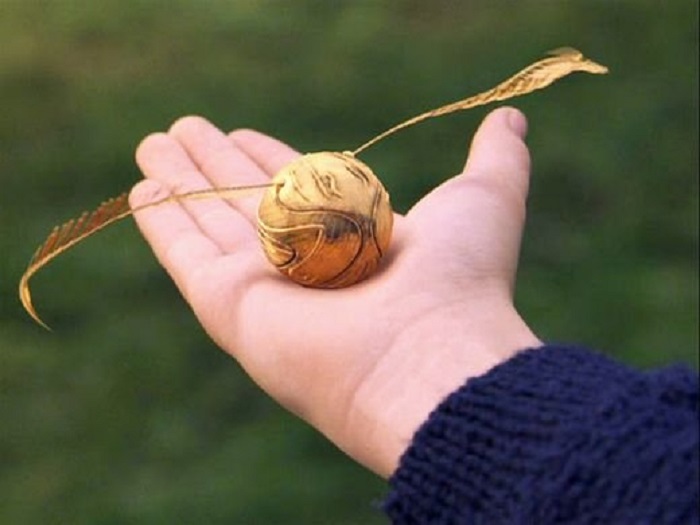 Лампа с ногой и памятный волейбольный мяч: 10 уникальных предметов, которые придумали и смастерили специально для съемок кино (фото)