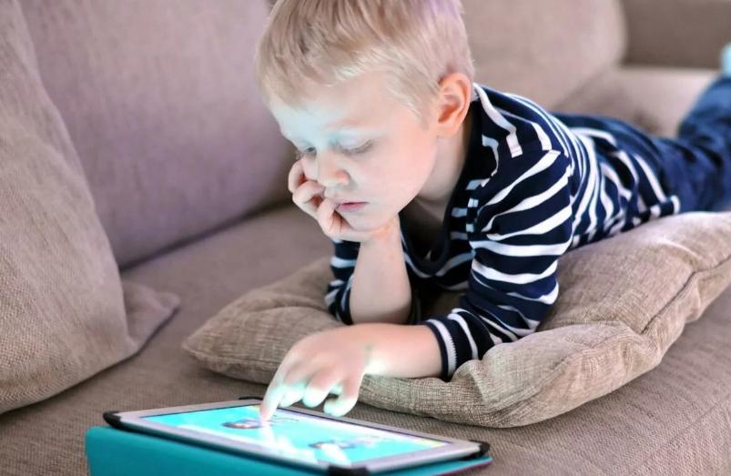 Исследование показало, что айфоны и планшеты "перестраивают" мозг детей: они не воспринимают большую картинку