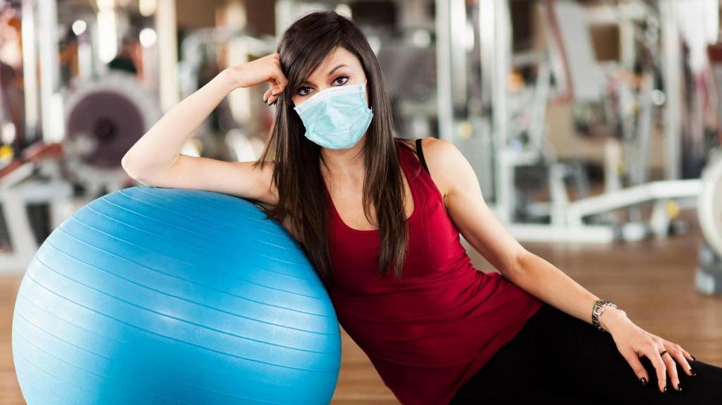 Качайтесь на здоровье! Специалисты выяснили, насколько безопасно ношение масок от коронавируса во время тренировок в спортзале
