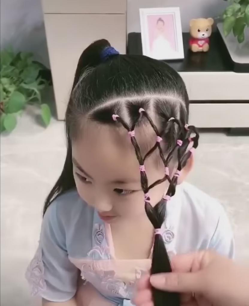 Простой способ украсить детскую прическу: как сформировать сеточку из волос мини-резиночками