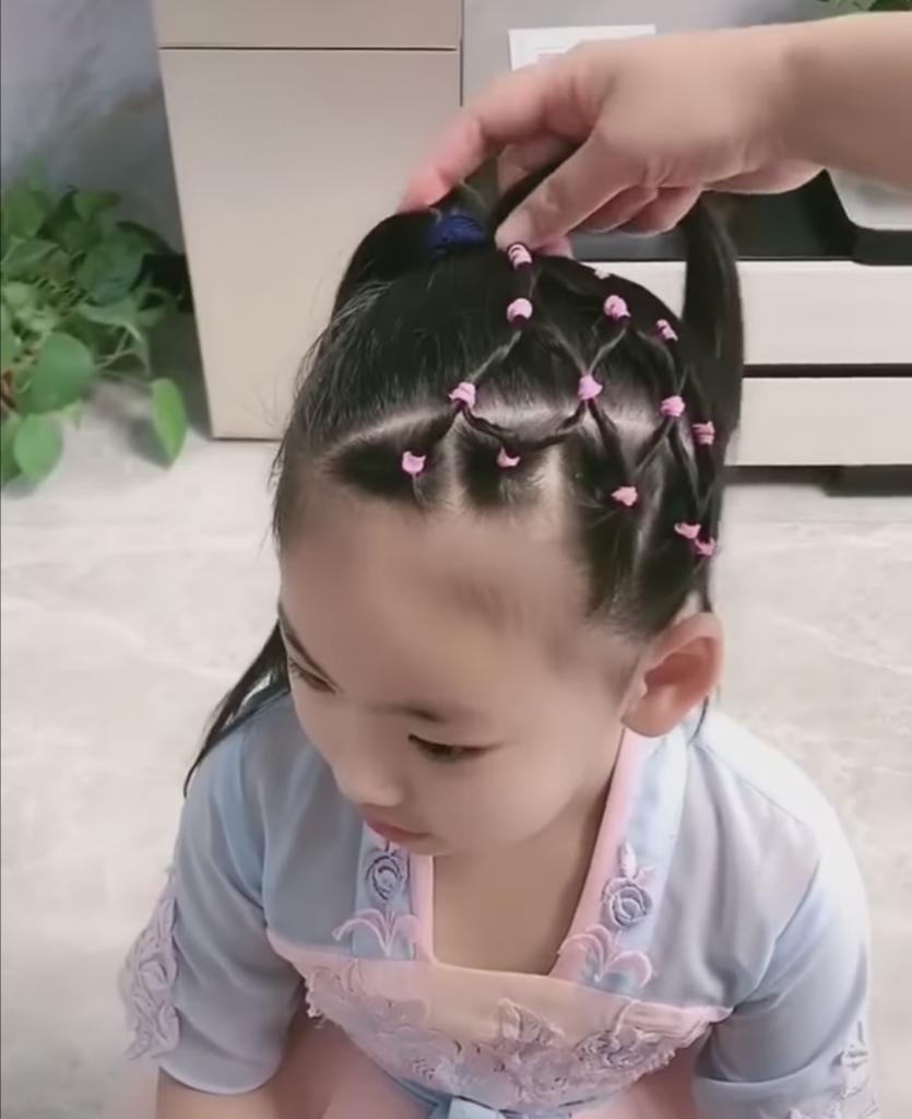Простой способ украсить детскую прическу: как сформировать сеточку из волос мини-резиночками