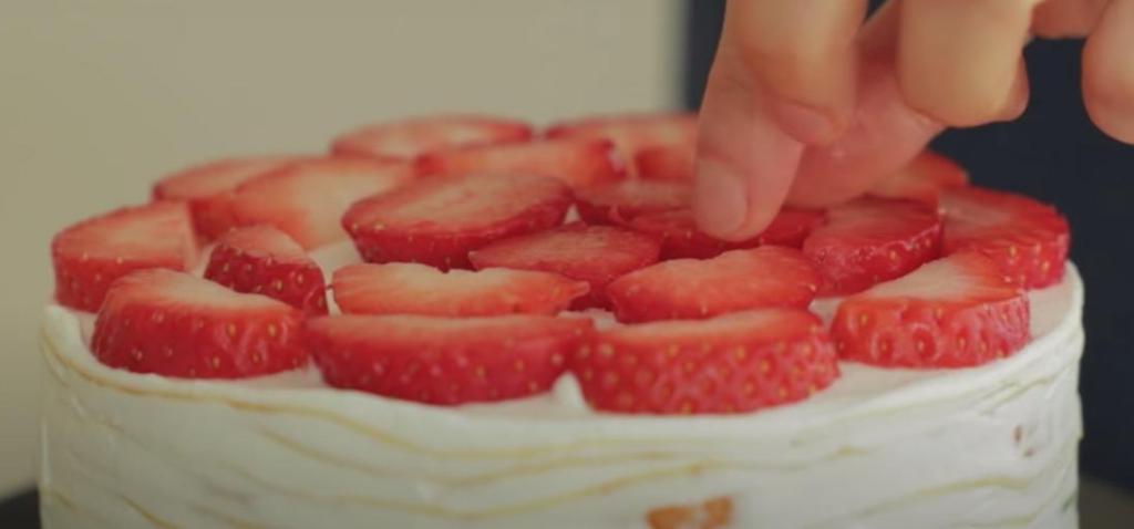 Идеальный десерт на Масленицу: как приготовить блинный тортик с кусочками свежих фруктов