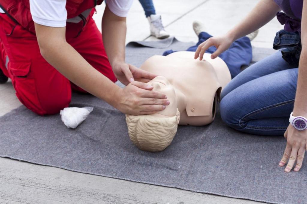 Увидели человека без сознания на улице: три действия, которые нужно сделать до звонка в "скорую", чтобы помочь ему