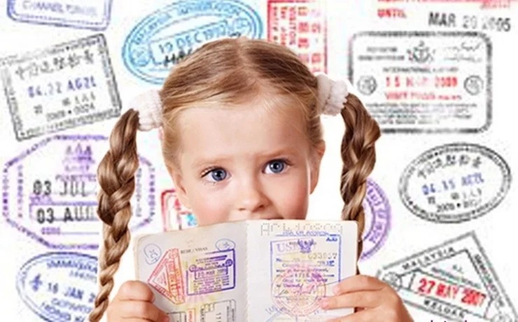 Хватит согласия и одного родителя: в России предложили упростить порядок выезда детей за границу
