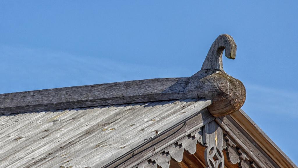 Не просто украшение: зачем на крыше русской избы вырезали фигуры коня и других животных