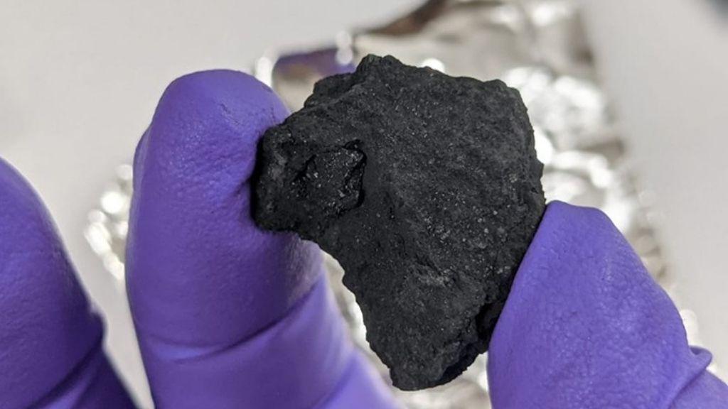 Впервые за 30 лет в Великобритании был обнаружен редкий метеорит (фото)
