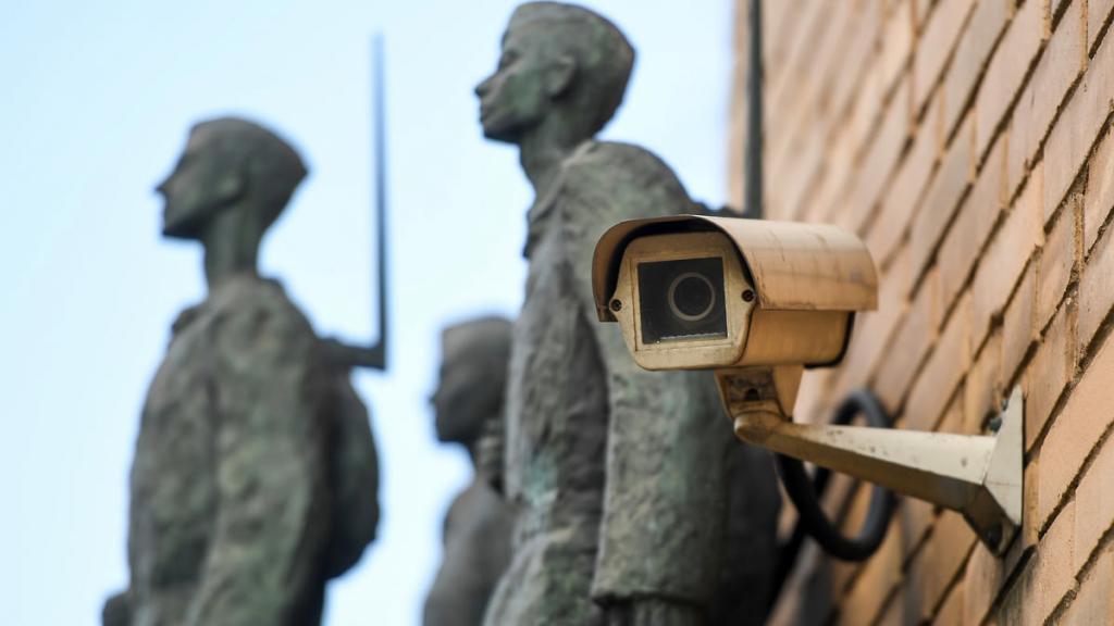 Смотри, кто хочешь? Эксперты нашли уязвимость в тысячах камер наблюдения в России