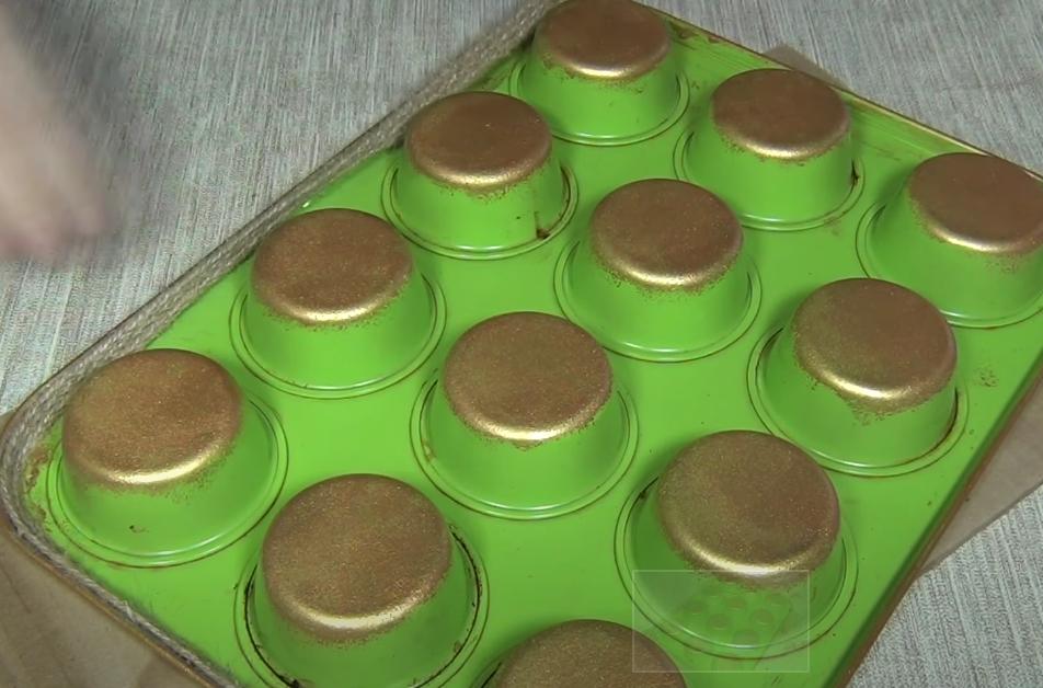 Старые ржавые формочки для кексов не стоит выбрасывать: из них можно сделать красивые органайзеры для хранения косметических средств