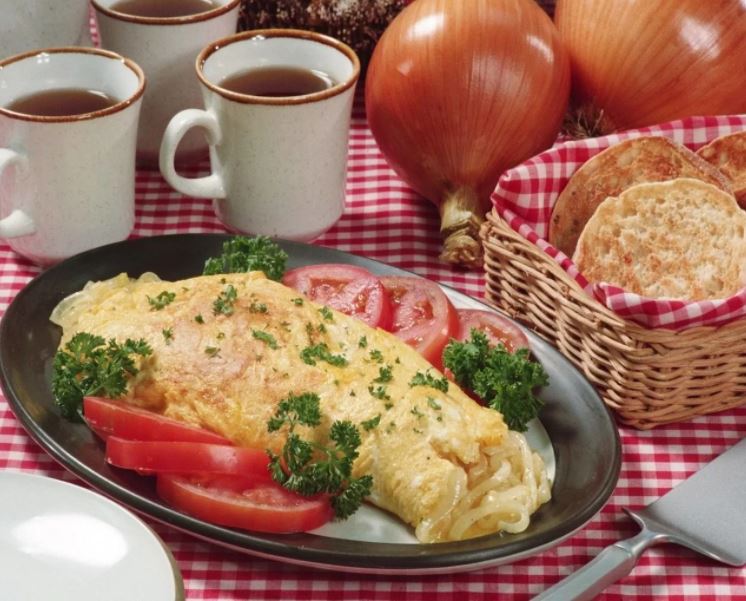 Плотный завтрак заставляет организм сжигать вдвое больше калорий: ученые рекомендуют утром есть гораздо больше, чем в обед