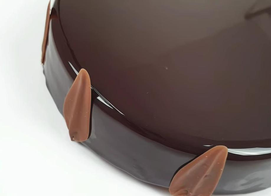 Зеркальный тортик с белым и молочным шоколадом: манящий аромат и привлекательный вид