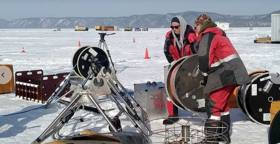 Чтобы «поймать» нейтрино, необходимы большие объемы прозрачного вещества: глубоководный телескоп опустили в Байкал
