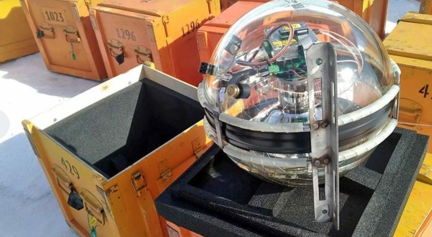 Чтобы «поймать» нейтрино, необходимы большие объемы прозрачного вещества: глубоководный телескоп опустили в Байкал